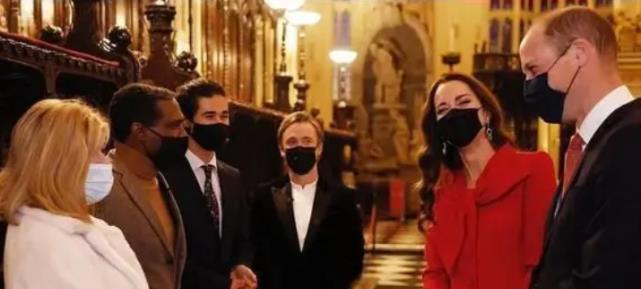 王力宏|凯特身穿一身红衣，喜气洋洋地主持圣诞颂歌音乐会