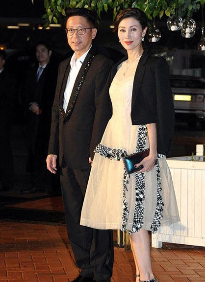 潮流前沿 51岁李嘉欣发福显老态，穿宽版西装配长裙难掩臃肿，幸好气质还在