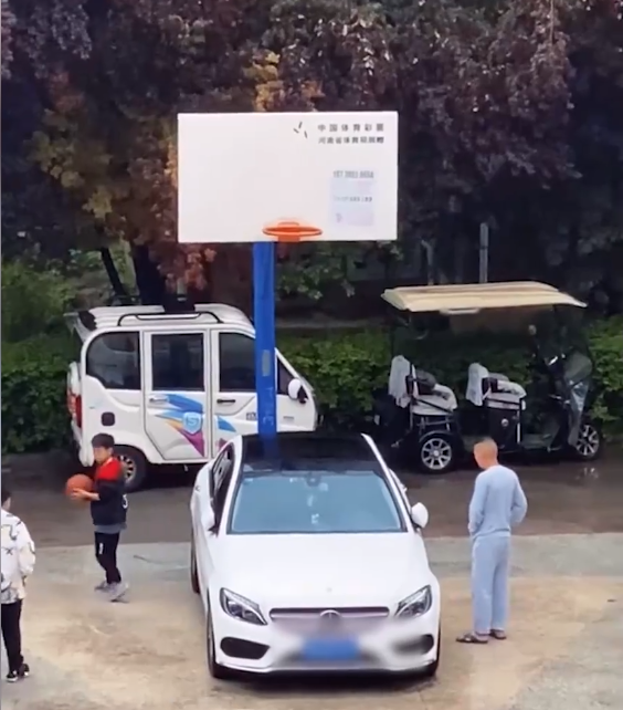 哗哗谈观点 一群孩子在篮球场打球,却被一大人呵斥:没看到我的车在篮筐下吗