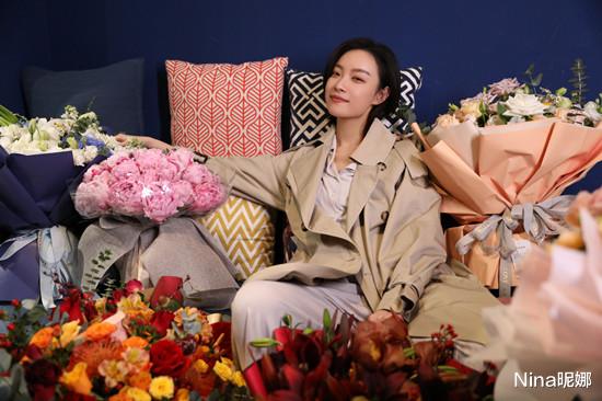 周晓鸥|倪妮正式入行十周年,穿大衣配卡通毛衣庆生,出道10年仍是少女颜