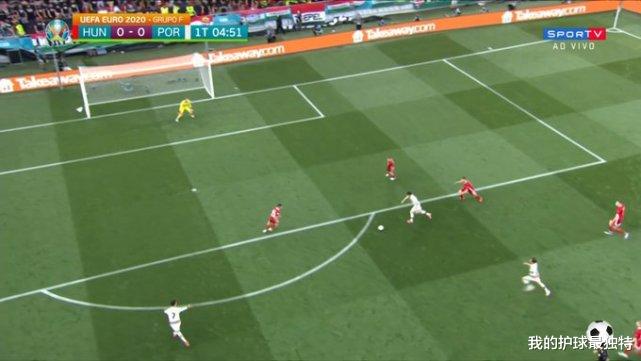 国足|C罗怒了!周围3米无人防守,伸手要球3秒遭无视,向队友发泄不满