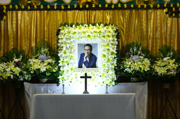 吴孟达|吴孟达葬礼现场曝光，18岁儿子低头一言不发，黑眼圈浓重难掩悲痛