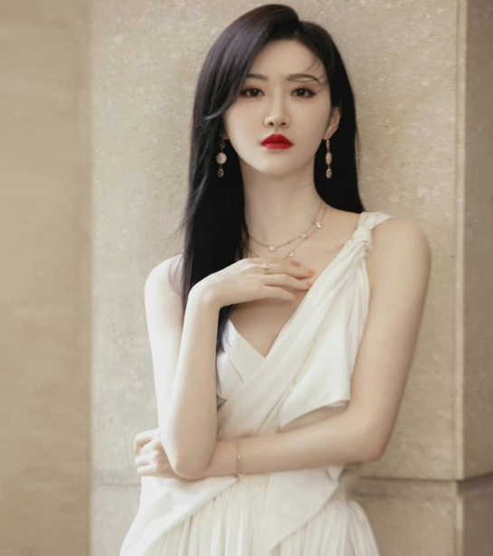 景甜|景甜出席“迪奥与艺术”，一袭白裙，让人叹为观止