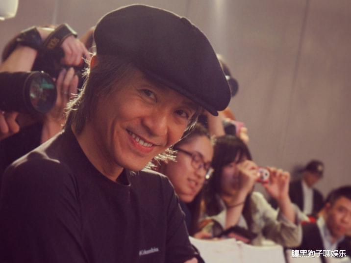 周星驰|59岁周星驰终于露面，帽子下的头发花白，双手比赞状态不错