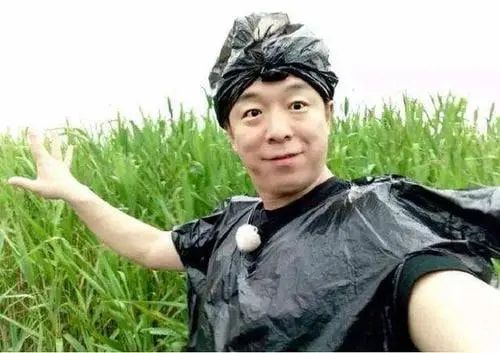 薛之谦|5位没“偶像包袱”的明星，邓超竟去路边贴膜，雷佳音是各种自黑