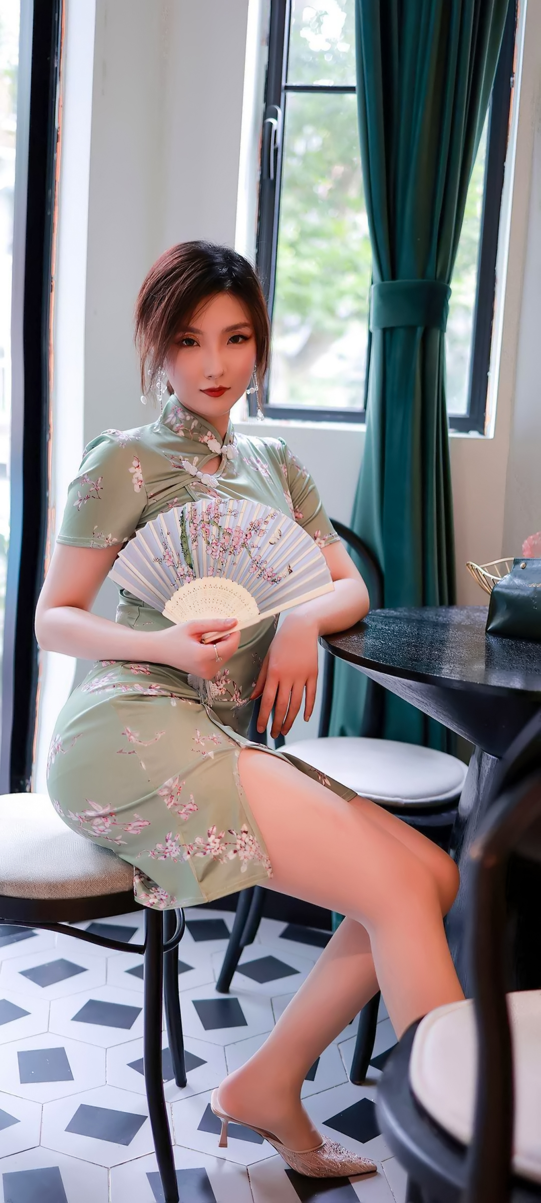 李溪芮|嫩模刘艾琳旗袍写真，性感大长腿媲美李溪芮，身材风韵亭亭，女人味十足