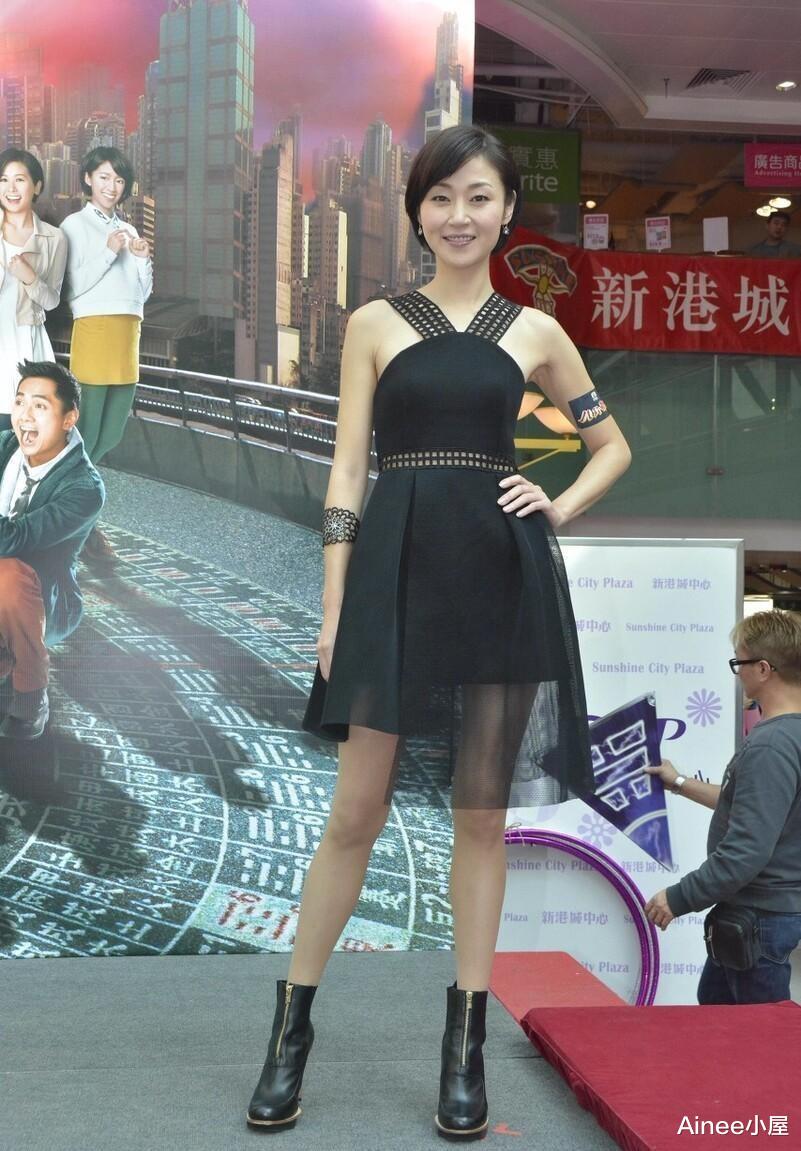 服饰 万绮雯的气质还挺嫩，穿黑色裙挡不住身材魅力，清爽短发也不显老