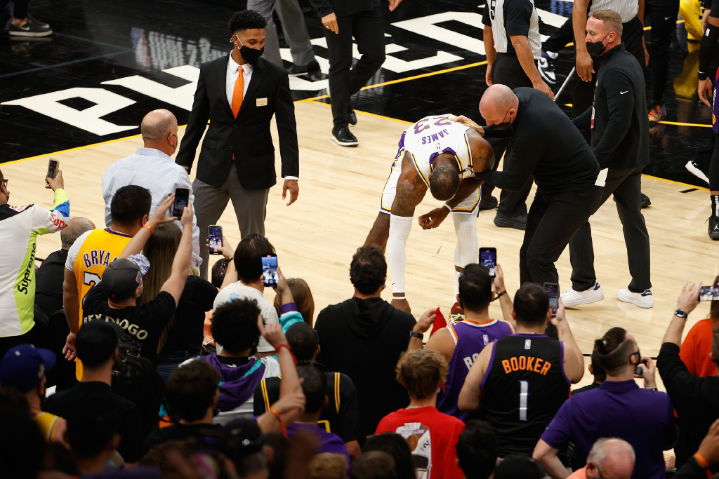 安東尼·戴維斯|23分+21分+25分，躲不過去了！濃眉倒下后，很多人等著看你出丑