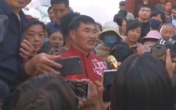 朱之文|大衣哥女粉丝不远千里来忠告大衣哥，大衣哥对儿子离婚作出回应