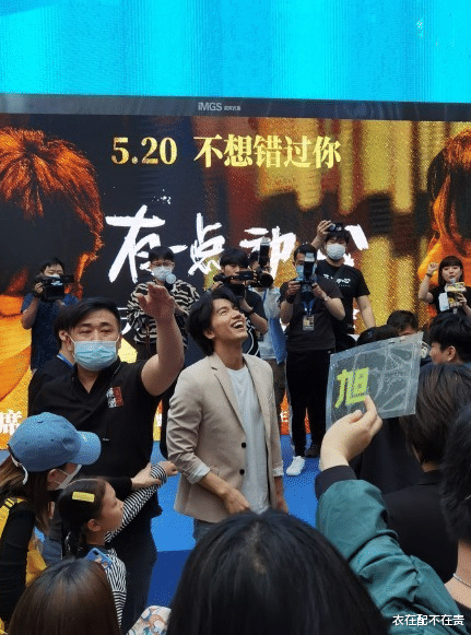 西装|言承旭20年不换发型,穿米色西装配牛仔裤很显嫩,不愧是冻龄男神