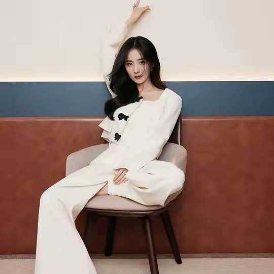 时尚风行派 杨幂走极简风都那么美！一身白造型秀出大长腿，低领设计性感爆棚