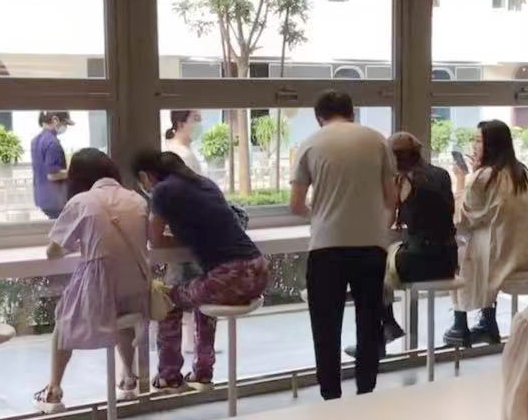 杨幂|社死现场！年轻男子没认出杨幂，大胆上前送饮料搭讪，全程被拍