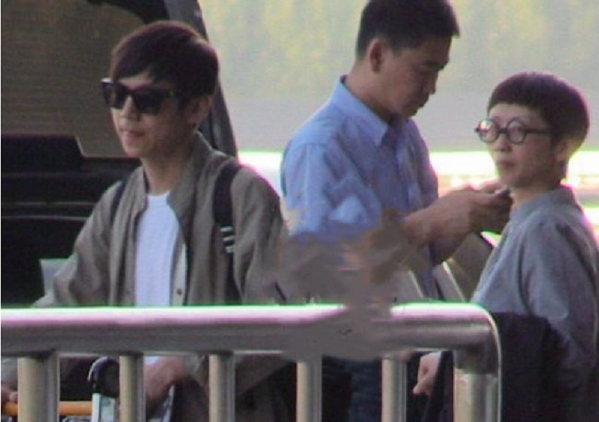 何炅|47岁何炅深夜牵手神秘小鲜肉,举止亲密,十指紧扣上演摸脸杀