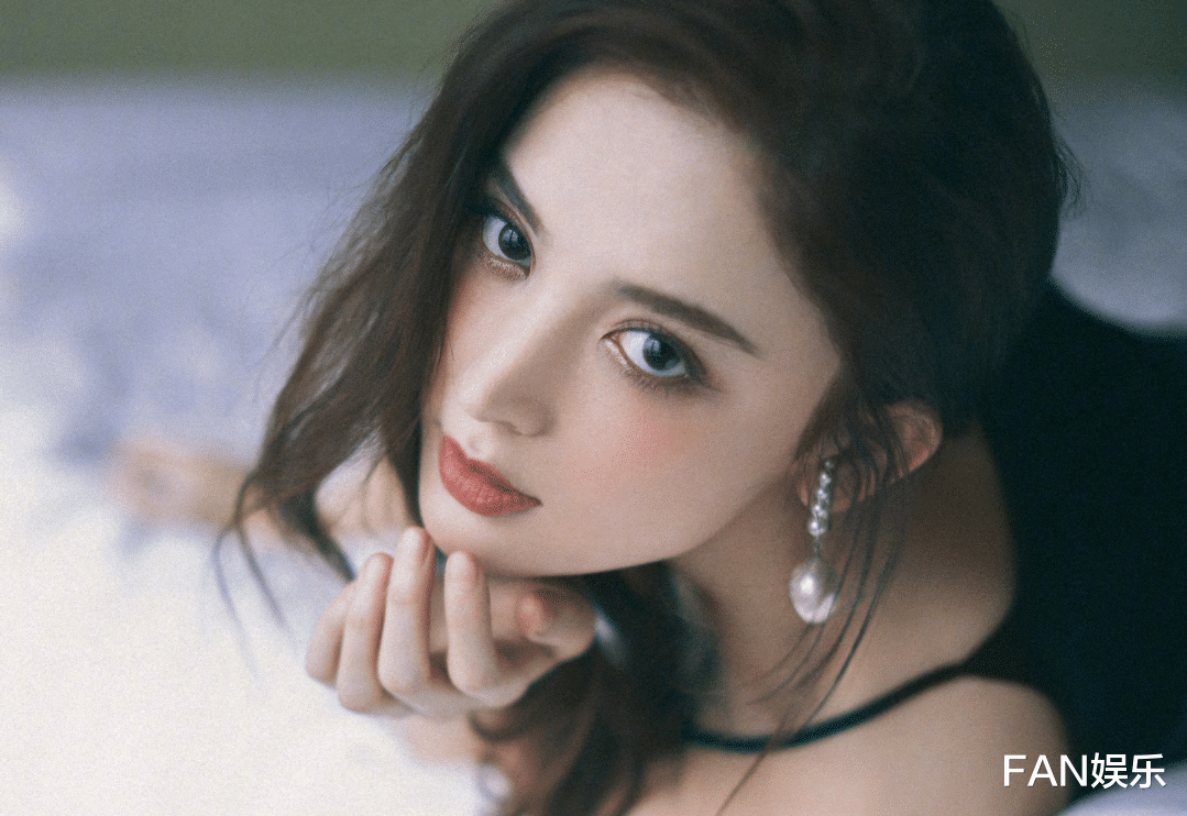 古力娜扎|娜扎加好友不备注，胡歌发消息商量工作，娜扎三个字问懵胡歌！