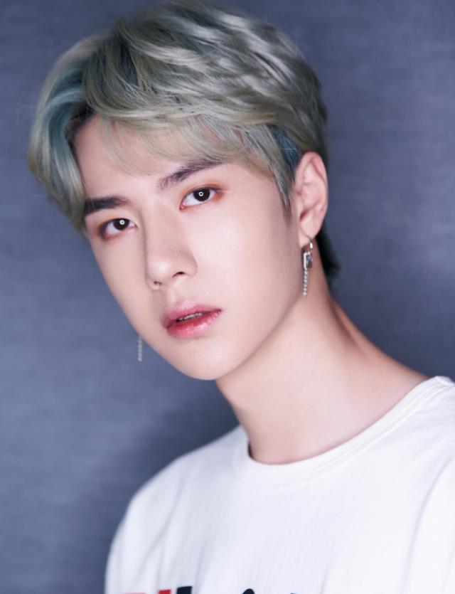 王一博|王一博颜值也“崩”了？满脸浮肿皮肤粗糙，离开滤镜连路人都不如