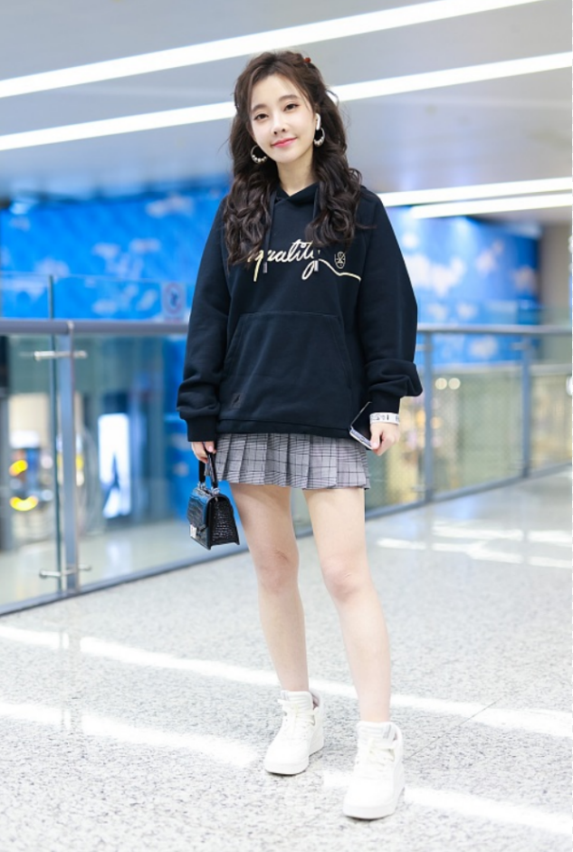 冯提莫|冯提莫是不冷吗？大冬天还要光腿，不过卫衣配短裙还挺好看的