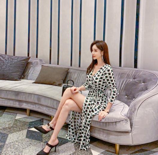 壹品穿搭|女神孙允珠高清时尚搭配:神秘果绿圆环满版仙絮古典裙