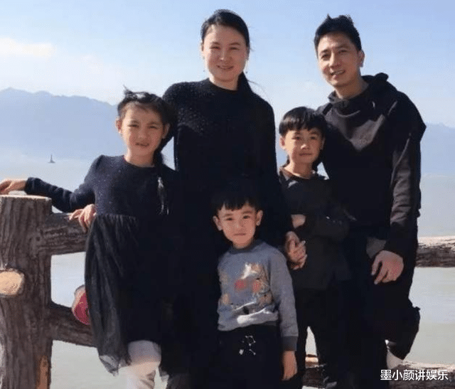 林生斌|苏小贞一家旅行照爆出，哥哥抱着孩子笑容灿烂，林生斌却一脸愁容