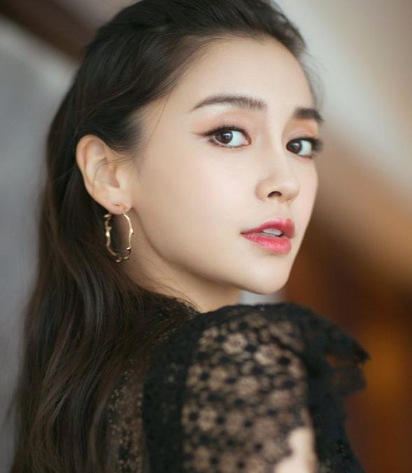 黄晓明|小海绵探班黄晓明？房车上玩具四散，摆放的“女生化妆品”引争议