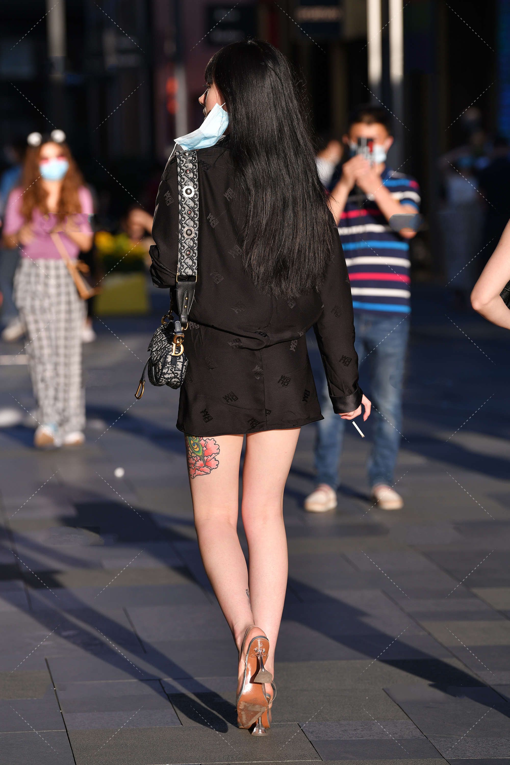 穿衣搭配|黑色花边v字领上衣,外搭一件丝质开衫,尽显优雅轻熟气质