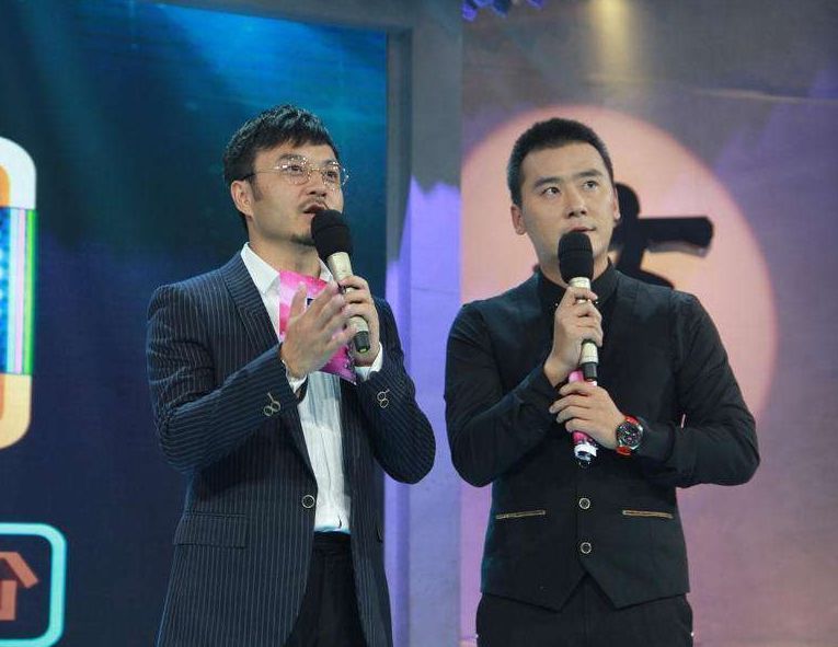 汪涵|47岁汪涵现身农村，两鬓斑白不修边幅，与何炅对比明显