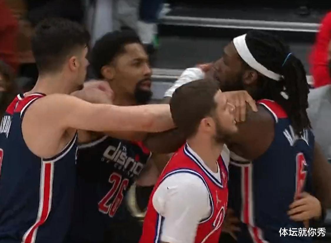 哈雷爾|火爆！2大NBA惡漢抱摔，10人亂作一團，裁判拉不住，哈雷爾被驅(qū)逐