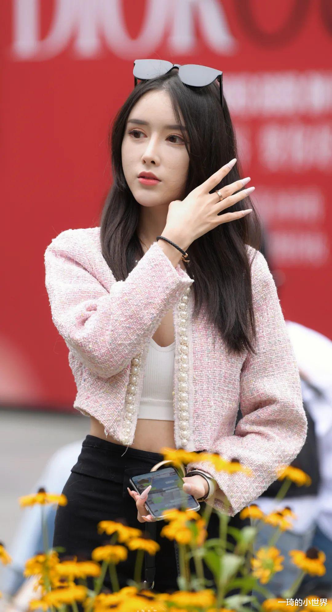 一琦的小世界|?高颜值的优雅少妇，穿黑紧裤格外迷人