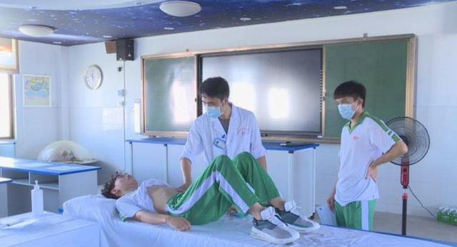 小敏家|高考体检需要“全部脱光”？现场一片混乱，把医生都给逗笑了