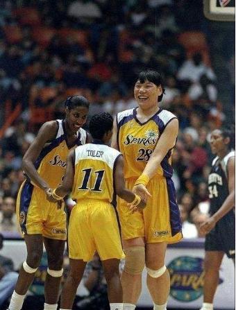 郑海霞|53岁女篮巨人郑海霞近况：双腿变形无子女陪伴，丈夫已不见踪影