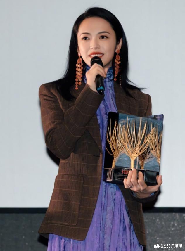 时尚搭配师瓜瓜|上了年纪的女人，尽量少穿这2种颜色，显老又没精神，还很掉档次