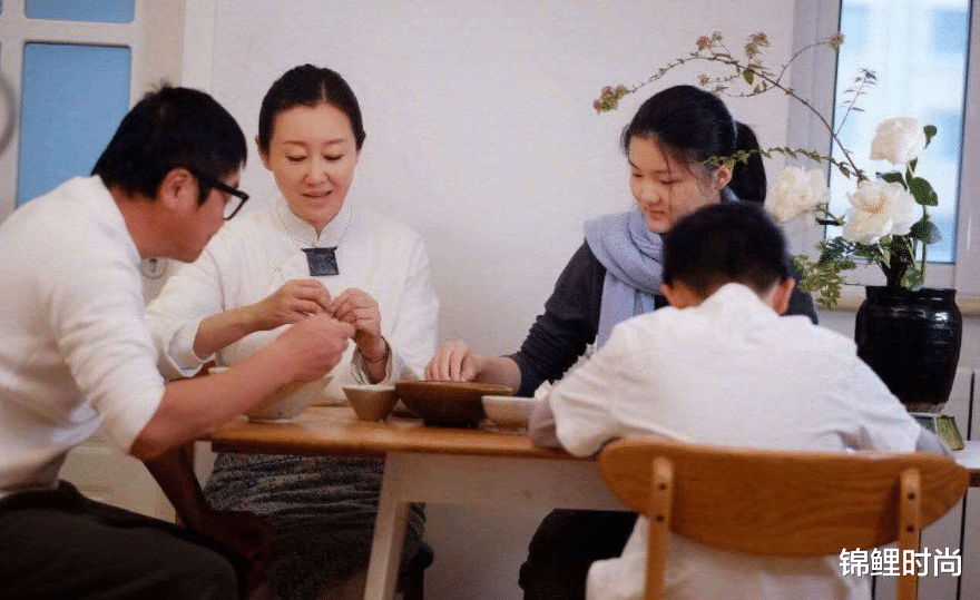 锦鲤时尚|孙楠二婚老婆挺不在乎形象的,年龄刚过50岁,就爱穿素雅禅服