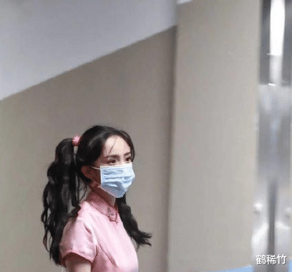 杨幂|杨幂的身材真是好，扎双马尾穿粉色，凹凸有致惹人羡