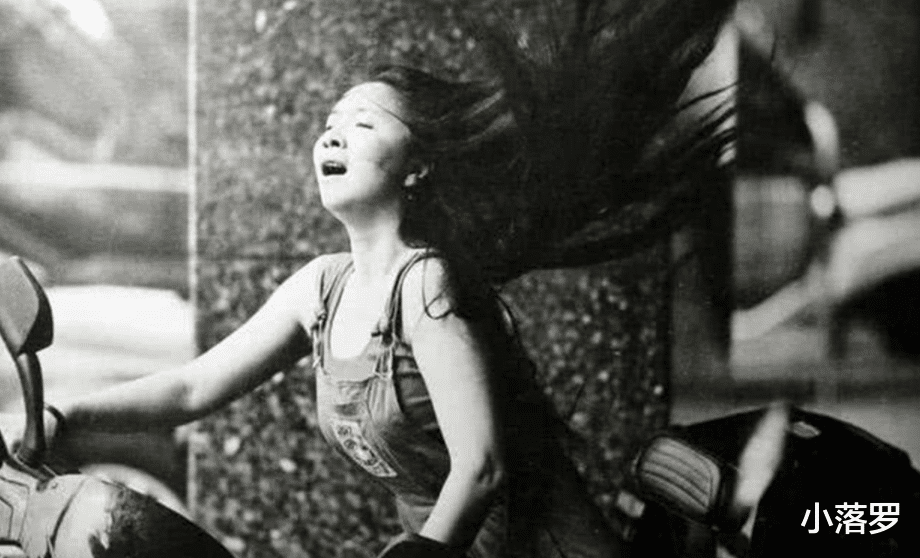 林青霞|19张罕见照：林青霞在美国洗“泡泡浴”，成龙在巴黎“飞檐走壁”