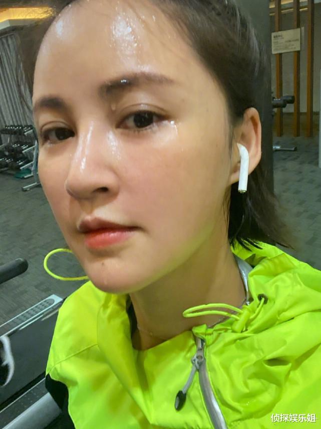 张歆艺|张歆艺穿露脐装身材瘦回产前，小蛮腰马甲线太吸睛，状态似逆生长