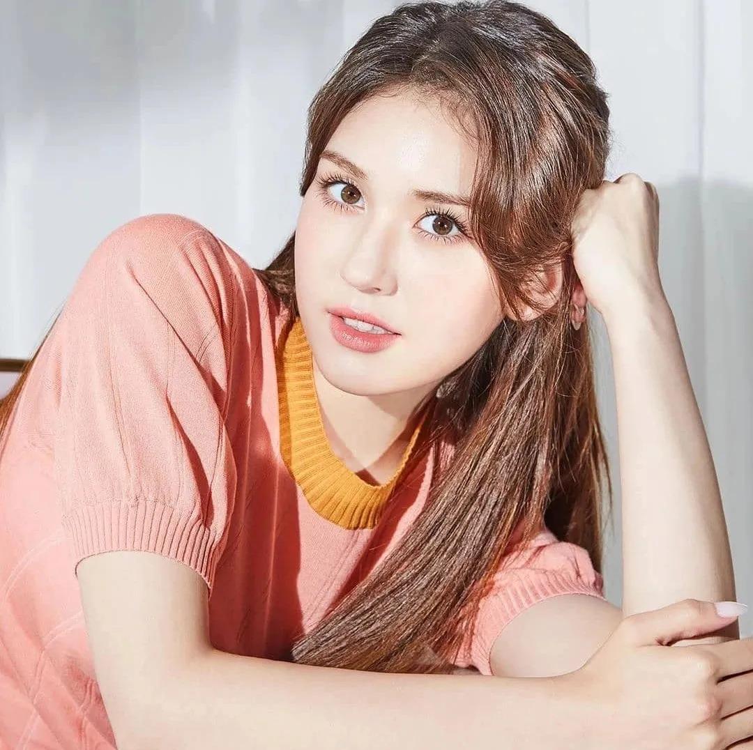 滤镜|淘汰1年后，虞书欣前对手换了张脸在韩国出道？竟好看了这么多？