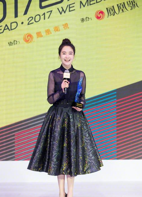何有强|左小青这气质女星里罕见，藏蓝色衬衫配蓬蓬裙优雅大气，美得高级