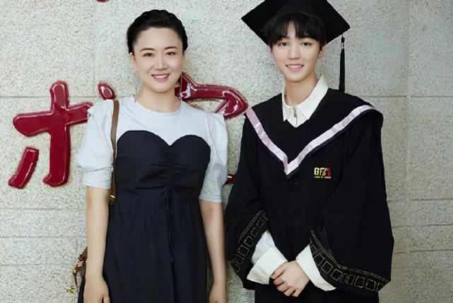 王俊凯|女同学暗恋王俊凯，爱的卑微从两小无猜到陌路，小凯回应心酸