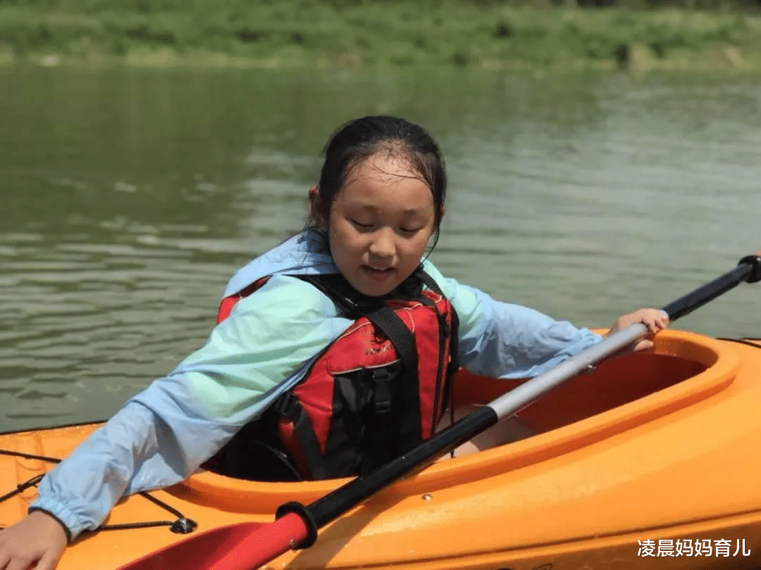 凌晨妈妈育儿|姚晨陪孩子抓泥鳅：懂得陪孩子玩的父母，培养出的孩子更优秀