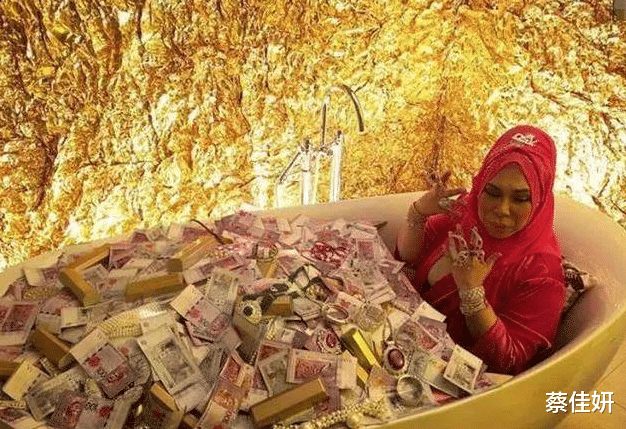 |50岁富婆示爱27岁帅气男助理，女儿崩溃：“不想要第6个爸爸了”