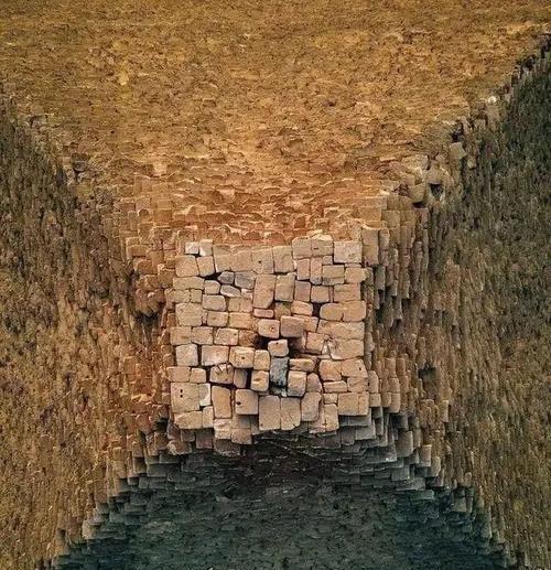 金字塔 科学家新公布罕见的照片, 金字塔的塔尖并不是尖的