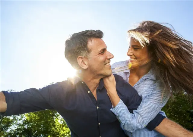 雯文情感屋|49岁女人:参加几次同学会才发现,这是女人最容易出轨的年纪
