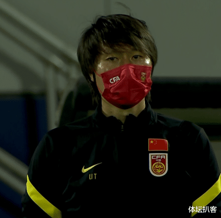 国足|国足幸运！半场险些0-2落后菲律宾，颜骏凌失误送空门，李铁怒吼