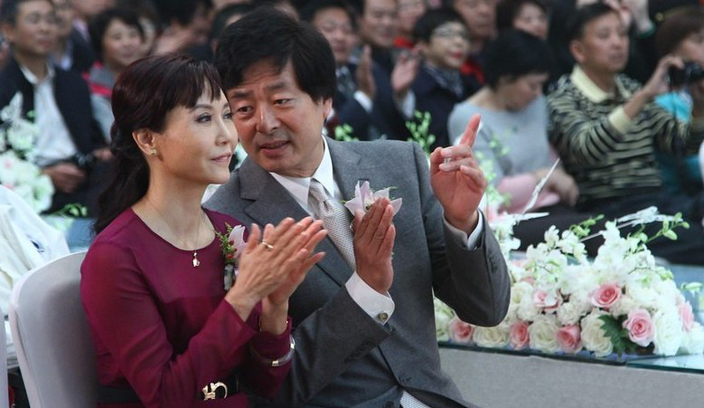 濮存昕|慈母健在不敢老!68岁、做了姥爷的濮存昕依然要给老母亲尽孝