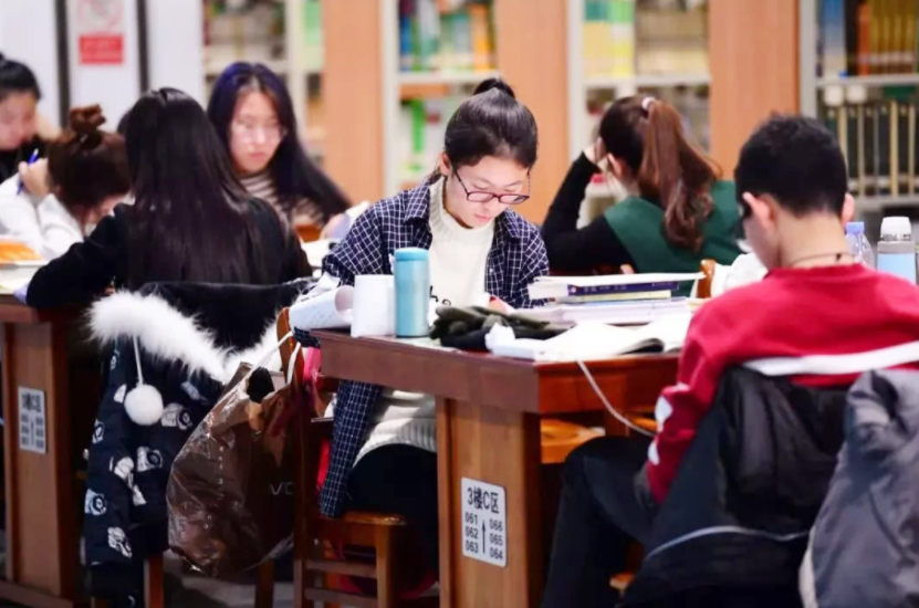 何磊 中央美术学院女生假扮名媛，蹭高奢生活21天，竟是为了毕业设计