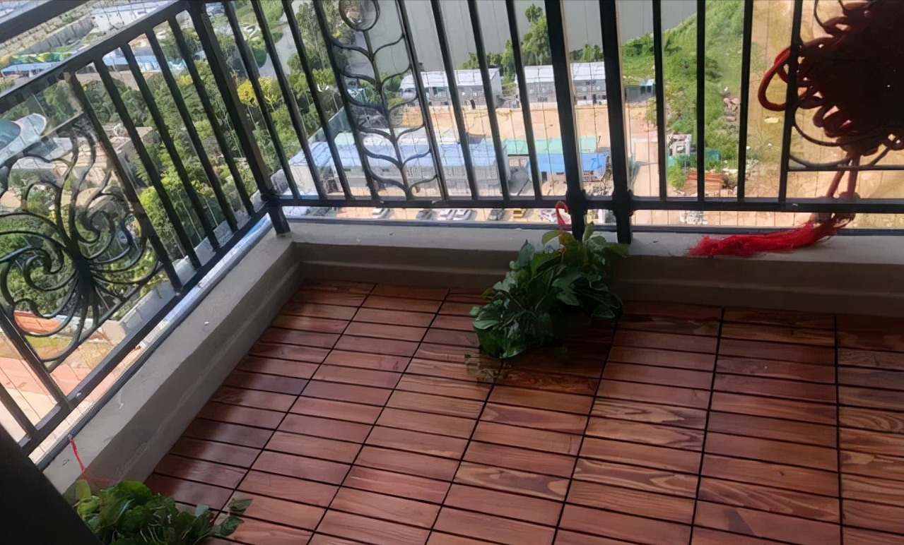 阳台铺地砖落伍了，现在流行铺实木地板，不会开裂、脚感好