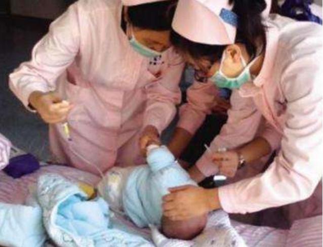 五个月婴儿去世,父亲抱着尸体睡一晚,第二天起床,家人瘫在地上