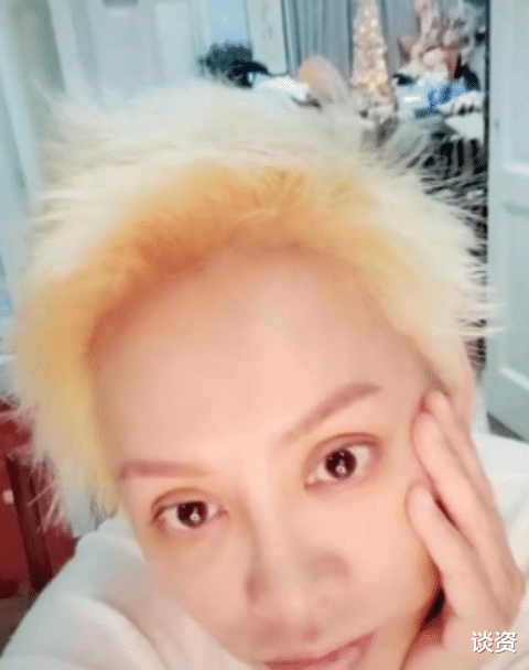 |壕气！宁静逛奢侈品店被拍，3名助理跟随拎包，头发两边剃光造型抢镜