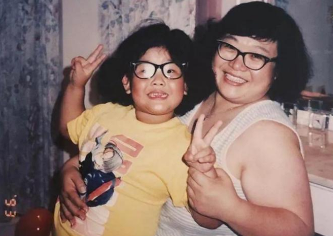 郑欣宜|郑少秋33岁女儿紧急入院，5天花10万，无人照顾未见父亲露面