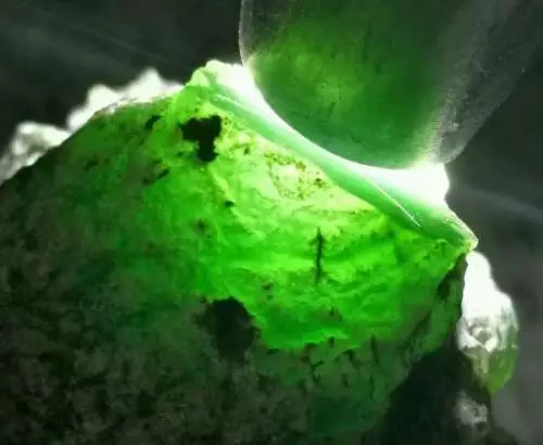 翡翠|毫不起眼的石头，切开后做出满绿观音挂件，您觉得美吗？