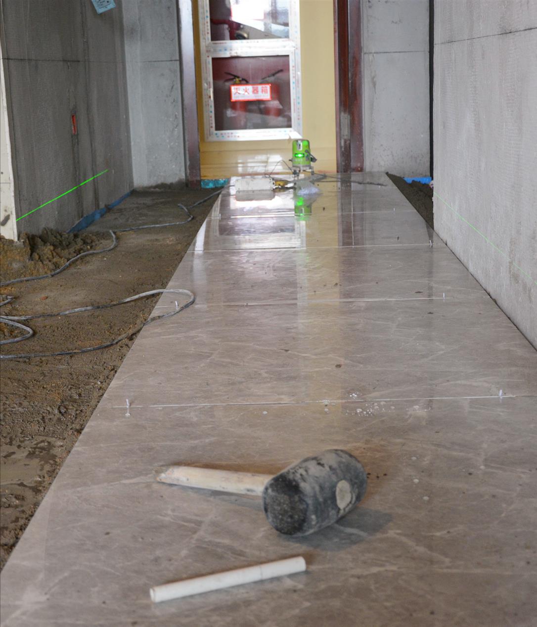 旧房翻新，原墙地面和顶板的处理要尤为注意，否则会引发很多问题